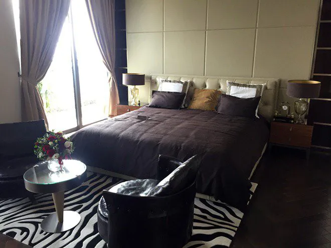 Chiếc giường của Seungri cũng được thiết kế đồng bộ với tông màu nội thất phòng khách.