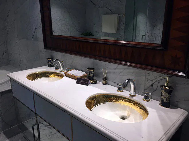 Nội thất phòng tắm là một trong những điểm độc đáo nhất của căn hộ với bồn rửa mặt và bồn vệ sinh được dát từ vàng thật.