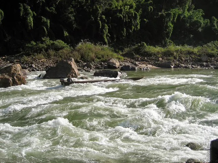 Những cái hút nước ở sông Đà sẵn sàng lôi tuột bè gỗ hoặc thuyền xuống