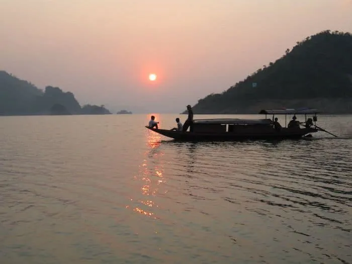 Phân tích ông lái đò trong tác phẩm Người Lái Đò Sông Đà đầy đủ luận điểm